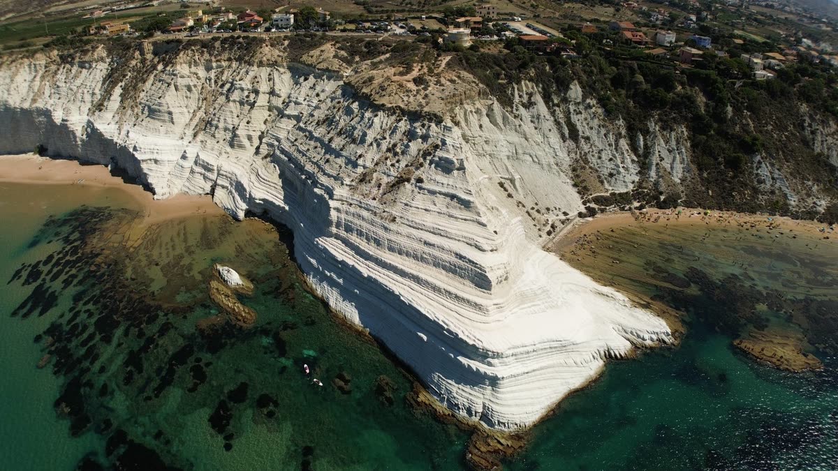 La Scala dei Turchi dall'alto: la scogliera bianca a gradoni e il mare turchese