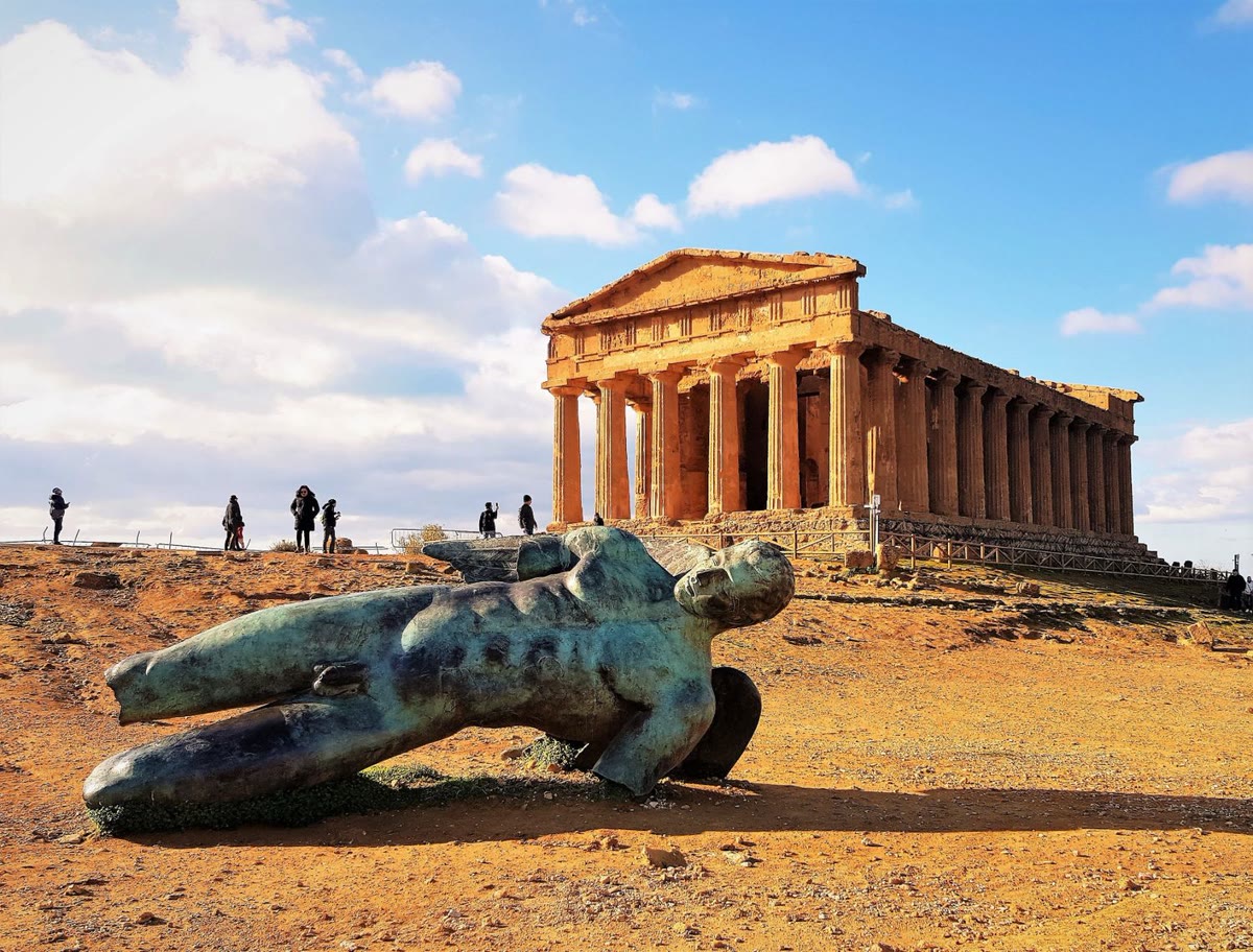 Il Tempio della Concordia nella Valle dei Templi, con la statua in bronzo di Icaro caduto in primo piano